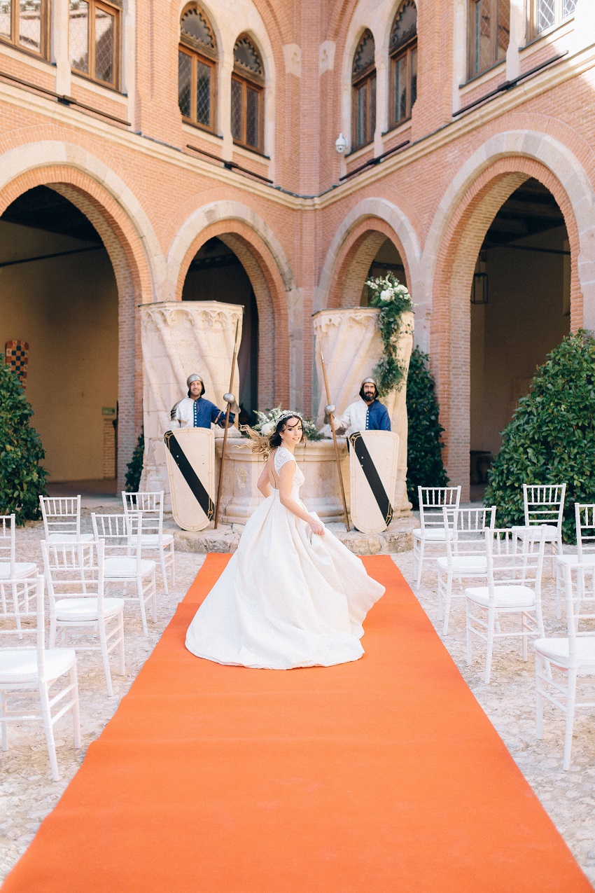 Lydia and Sandro’s wedding under the Mudejar roofs of Belmonte Castle