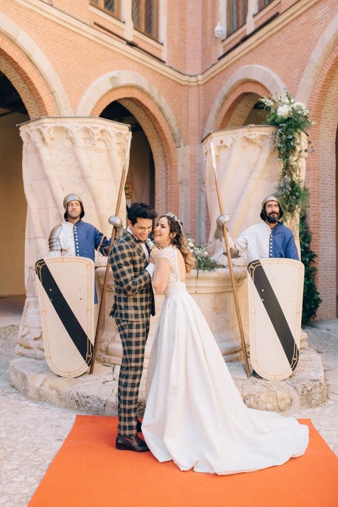 La boda de Lydia y Sandro bajo las techumbres mudéjares del Castillo de Belmonte