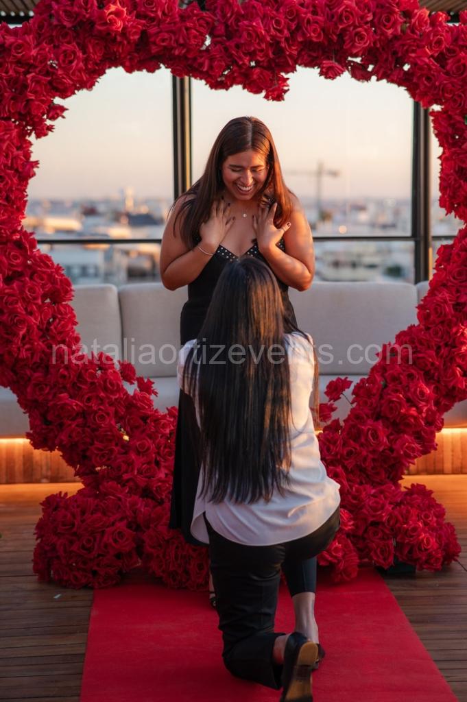 Pedida de mano en un rooftop en Madrid / Foto vía Natalia Ortiz Events
