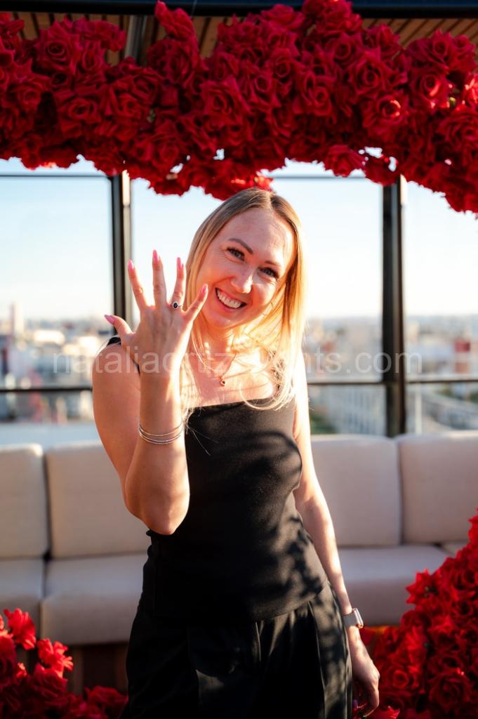 Pedida de mano en un rooftop en Madrid / Foto vía Natalia Ortiz Events