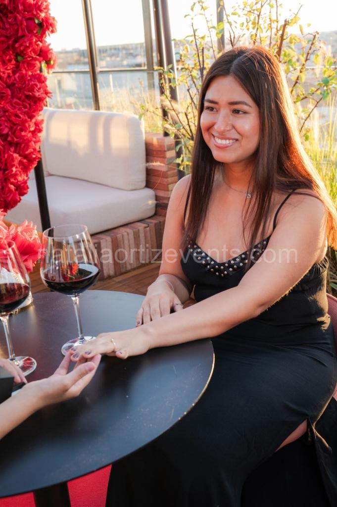 Pedida de mano en un rooftop en Madrid / Foto vía Natalia Ortiz Events