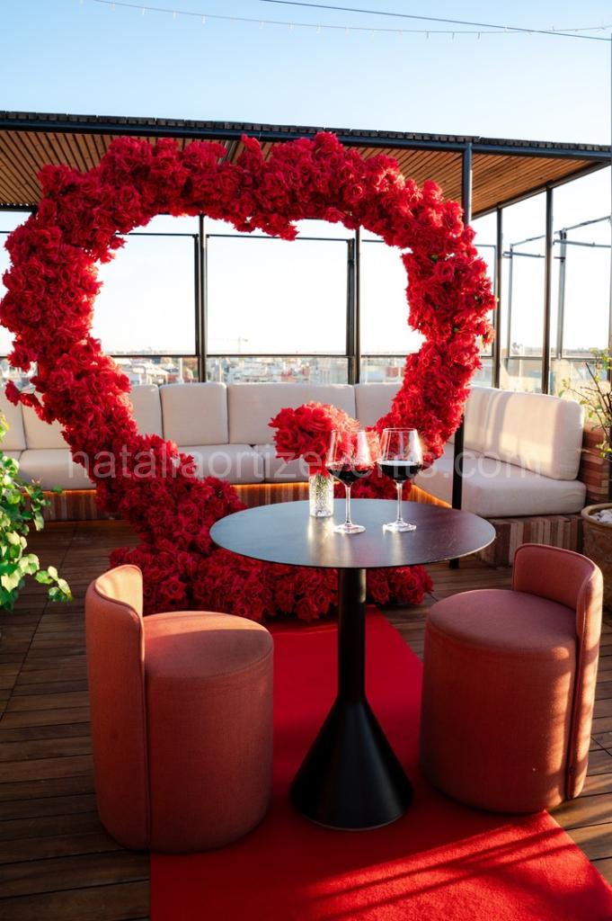 Pedida de mano en un rooftop en Madrid / Foto vía Natalia Ortiz Events