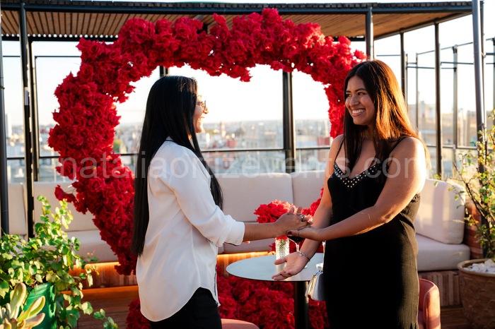 Pedida de mano en un rooftop en Madrid / Foto vía Natalia Ortiz Events