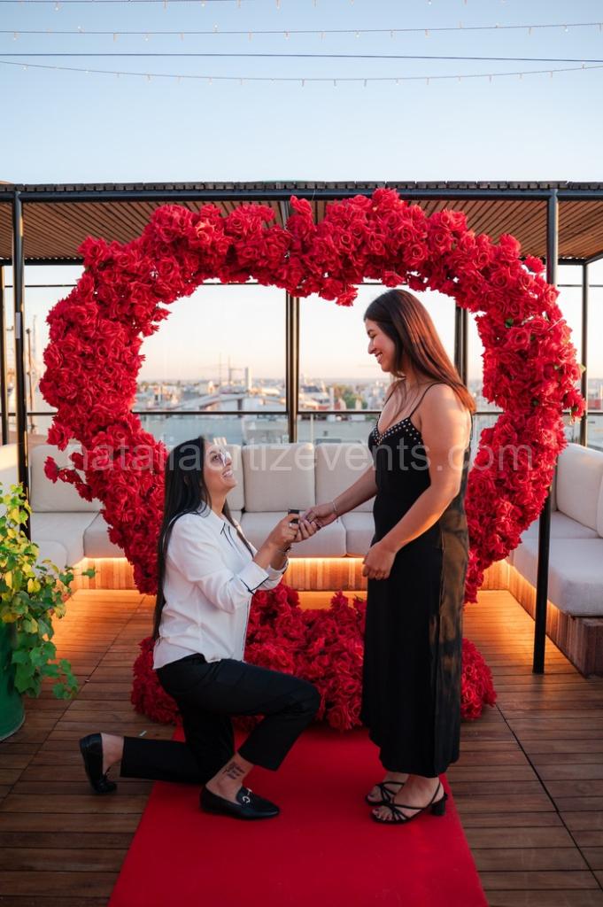 Pedida de mano en un rooftop en Madrid / Foto vía Natalia Ortiz Events