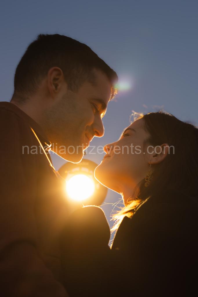 Marriage proposal on Alicante beach with roses and the words "marry me" | Photo via Natalia Ortiz Events