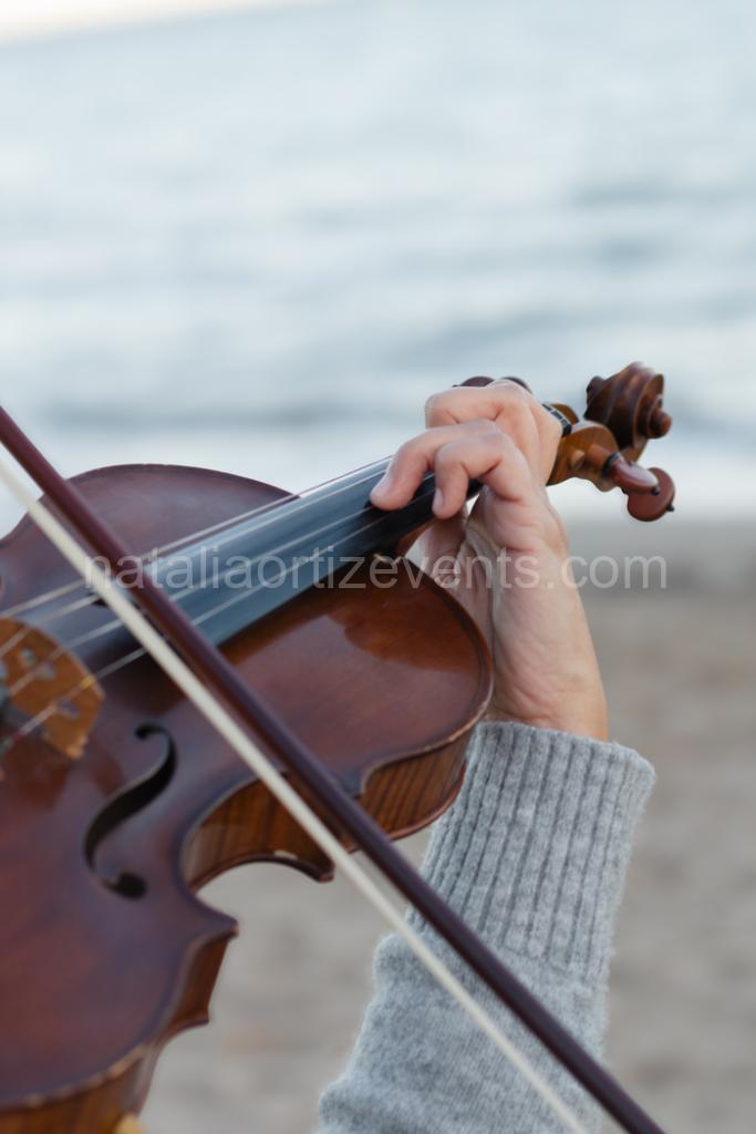 Pedida de mano en la playa de Alicante con rosas y letras marry me | Foto vía Natalia Ortiz Events