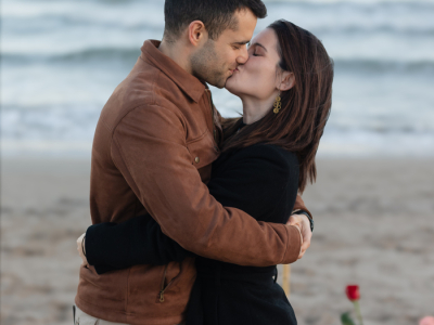 Marriage proposal on Alicante beach with roses and the words "marry me" | Photo via Natalia Ortiz Events
