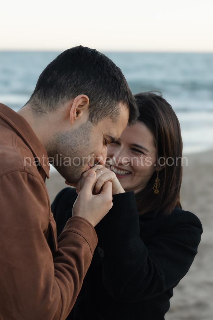 Pedida de mano en la playa de Alicante con rosas y letras marry me | Foto vía Natalia Ortiz Events