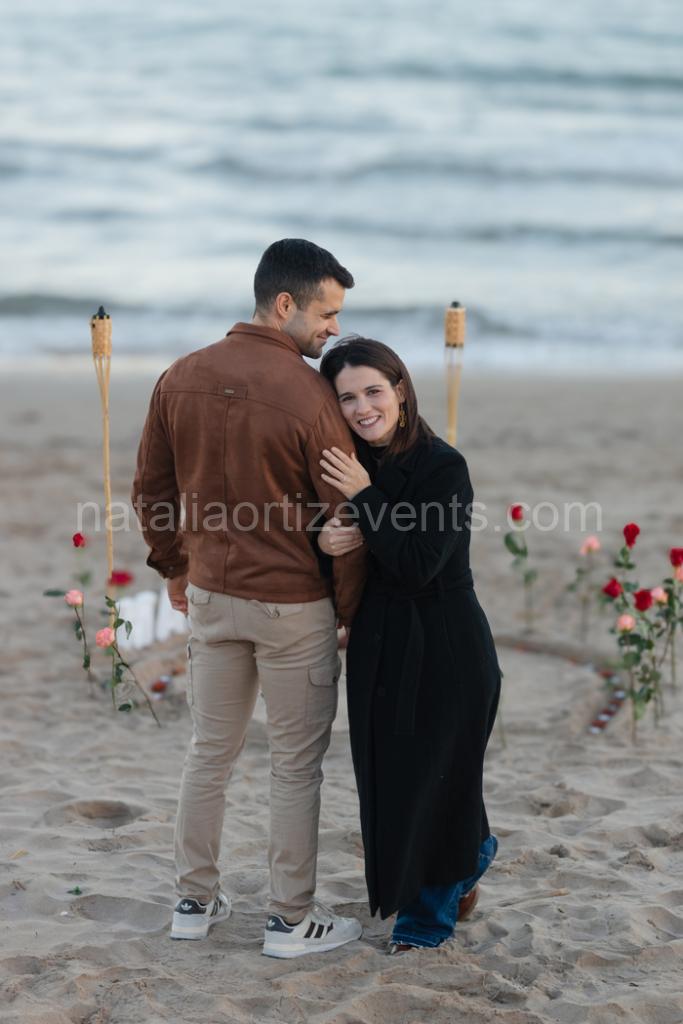 Pedida de mano en la playa de Alicante con rosas y letras marry me | Foto vía Natalia Ortiz Events