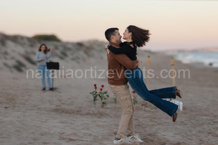 Pedida de mano en la playa de Alicante con rosas y letras marry me | Foto vía Natalia Ortiz Events